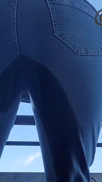 自制的性感熟女 munichgold 在她的新牛仔裤红色高跟鞋撒尿
给我的 NS 粉丝的性感视频。 让她变甜享乐！