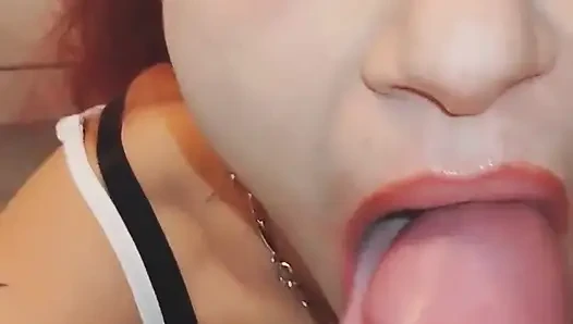 Blowjob hebat, muncrat di mulut dan wajahku.