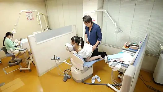 Dokter gigi yang terus mengunci mataku