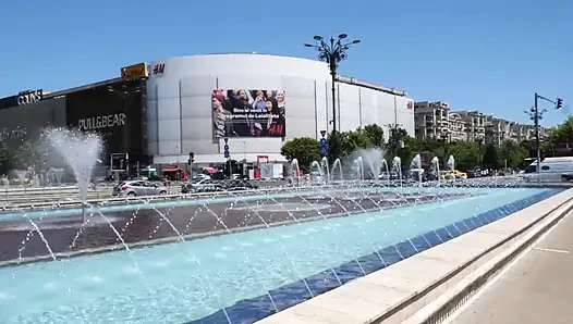 Büyük memeli sarışın orta yaşlı seksi kadın kanepede her santimi alıyor