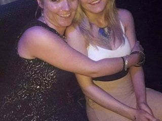 Mamma e figlia in discoteca