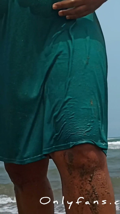 Puta esposa embarazada muestra la concha en la playa pública | Clip 1