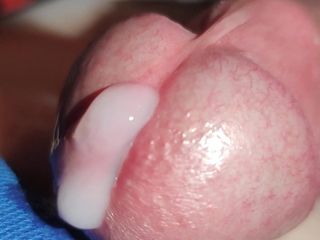 Close -up langzame spermastroom - Schotse afgesneden pik