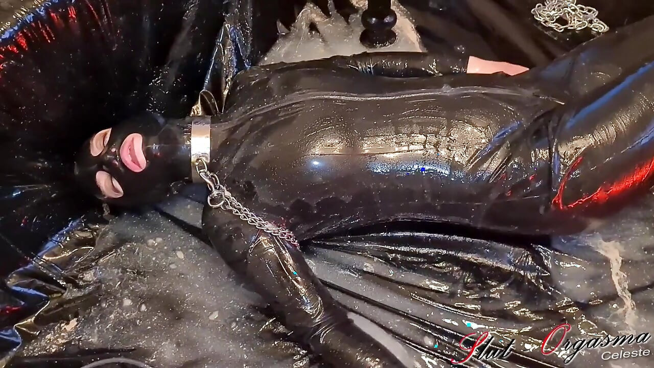 الرقيق وقحة النشوة الجنسية سيليست في اللاتكس قذرة للغاية الحلق العميق التبول التدفق في الوحل