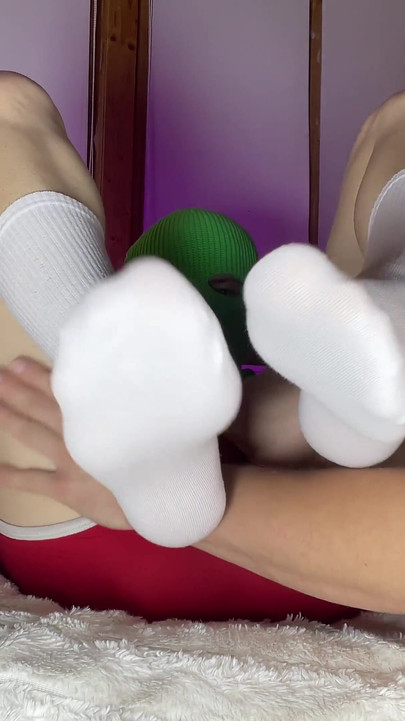 帅哥炫耀他的腿、屁股和