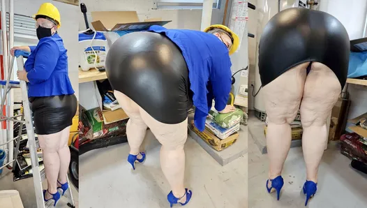 Achei que você gostaria de ver minha bunda grande enquanto eu trabalho