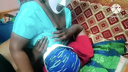 Kayınbiraderi genç erkek kardeşini emziriyor - tam şehvetli sert göğüs emiyor