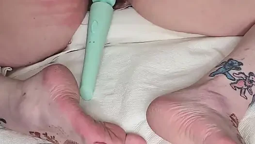 Üniversite üniformalı iri güzel sakat kadın bu adam tarafından sikiliyor