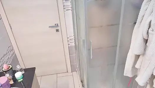 Duşta ateşli ve tamamen ıslak seksi