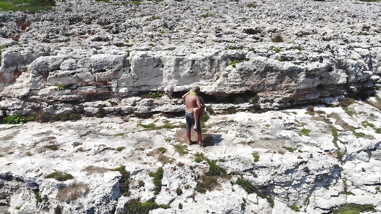 Wytatuowana brunetka lubi letni seks z zakończeniem twarzy