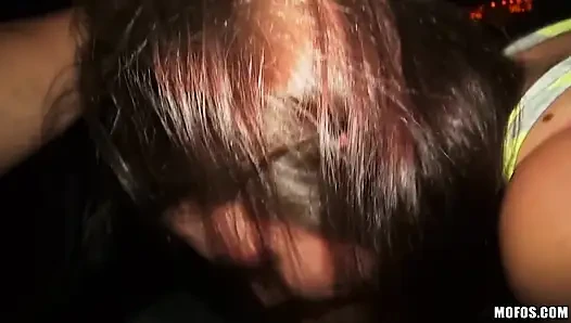 Ich weiß, dass dieses mädchen - schmutziges raver-mädchen lutschen will