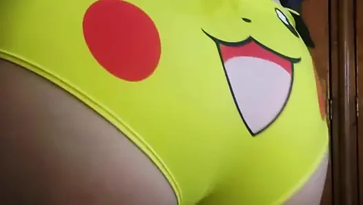 Pikachu külotum altında sana bir sürprizim var