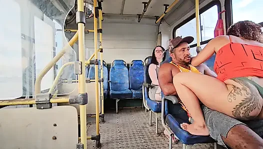 EIN SCHAMLOSES PAAR, DAS IM ÖFFENTLICHEN NAHVERKEHR FÄHRT, UND EIN RÜCKSITZPASSAGIER, DAS ALLES FILMT