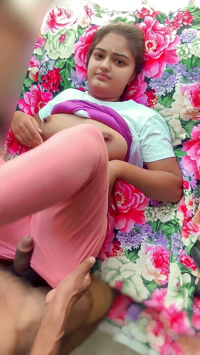 Very Beautiful stepsister ki cutest friend ki virgin pussy fuck kiya, viral first time fuck xxx video