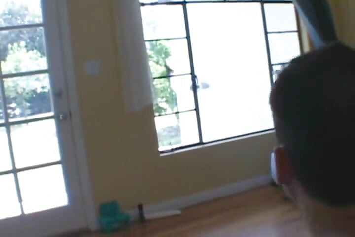 Azgın genç kız onlarla oynaması için üç sert yarak alıyor