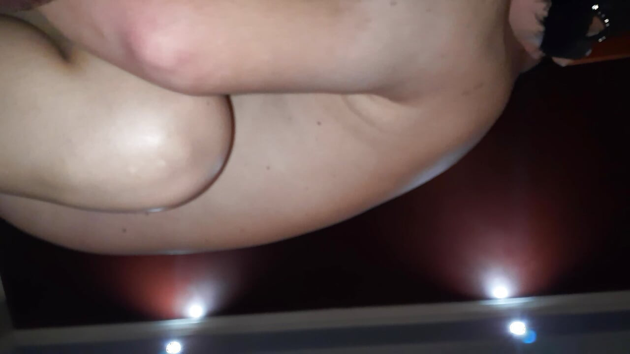 Viejos besando a joven de cerca