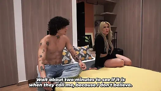 İri göğüslü sarışın üvey anne dövmeli üvey oğluyla otel yatağını paylaşıyor