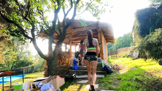 Niente mutandine - ragazze sexy calde con fighe strette stanno organizzando una festa barbecue nella porta accanto per celebrare la Pasqua