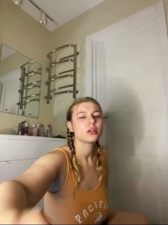 Cute bbw jucielussie hard fucking with vibrator in the bathroom