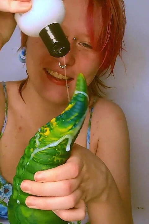 Lori Critter estica a buceta com vibradores fantasy