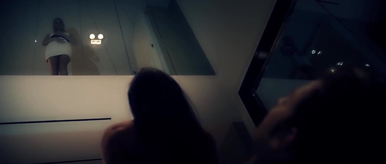 Busty India Summers pochyla się nad doggystyle odsłaniając jej cycki!
