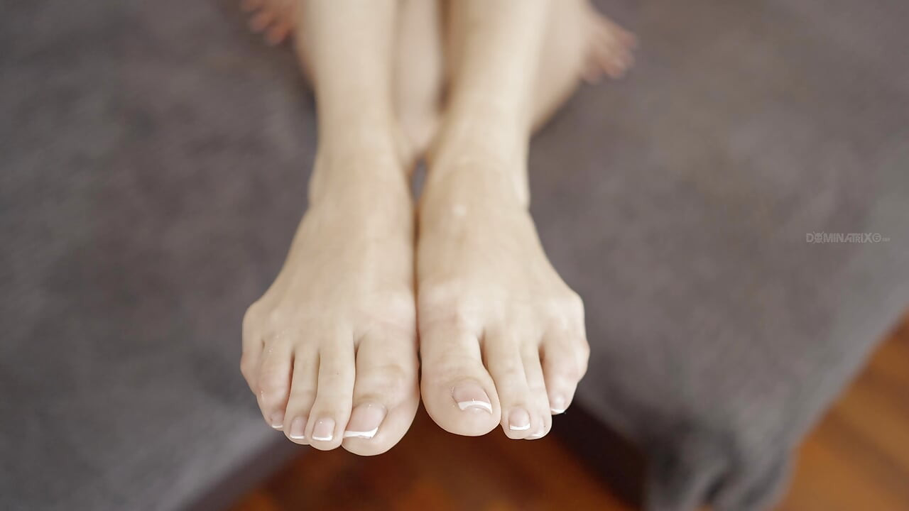 足とおしっこ!熟女はあなたにもっと懇願させます!