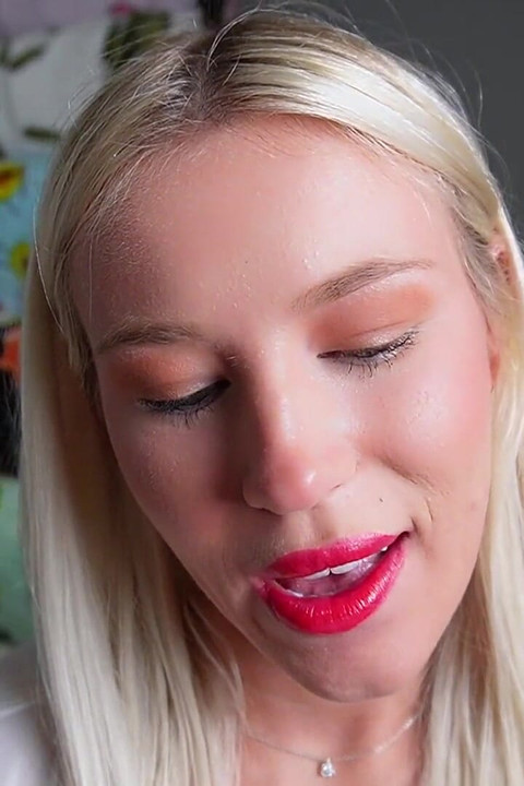 Поцелуи с красной губной помадой