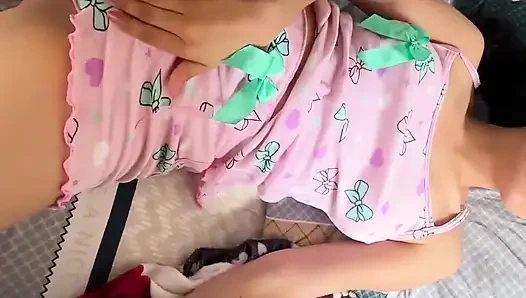 Падчерица соблазняет меня своей пижамой, и я в конечном итоге трогаю ее повсюду