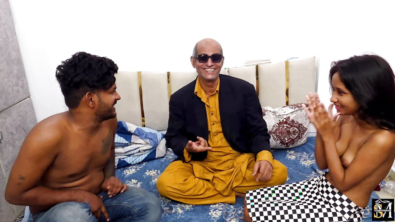 Marido indiano fodendo a esposa Doodhwali bhabhi no estilo hardcore desi com velho em vídeo de sexo a três hardcore