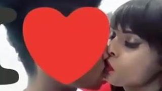 Travesti Shenaya Lorance beijando o namorado