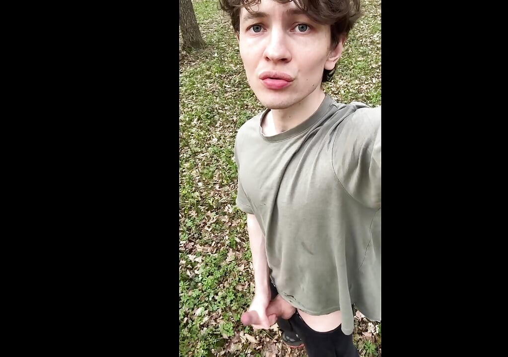 숲에서 거대한 Veiny 자지로 위험하게 노는 섹시한 트윈크
