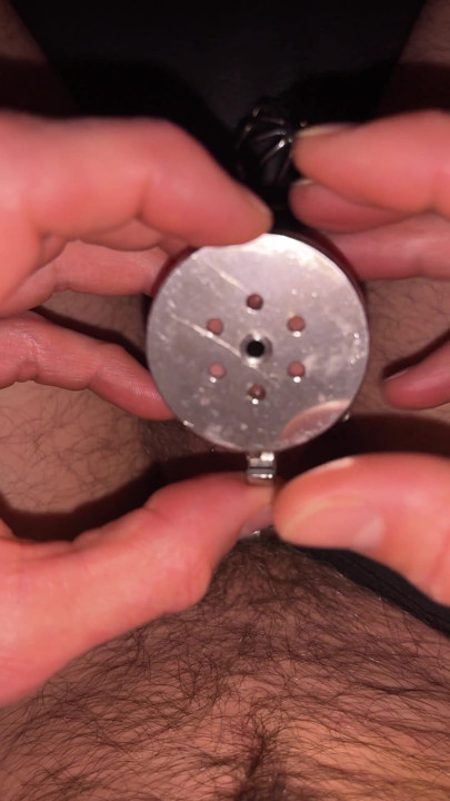 Bytte av liten kyskhetsbur til mikroflatt kyskhetsbur med penisplugg | Klipp 1