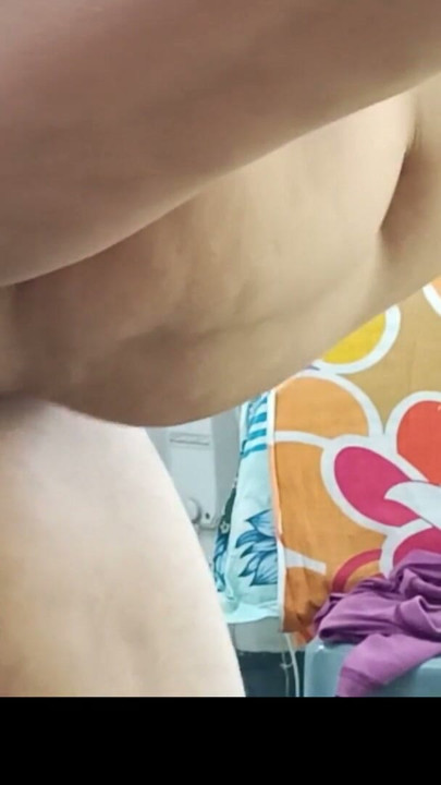 Bhabhi MLF indienne se fait baiser fort par derrière près de la fenêtre avec des gémissements bruyants | Clip 1