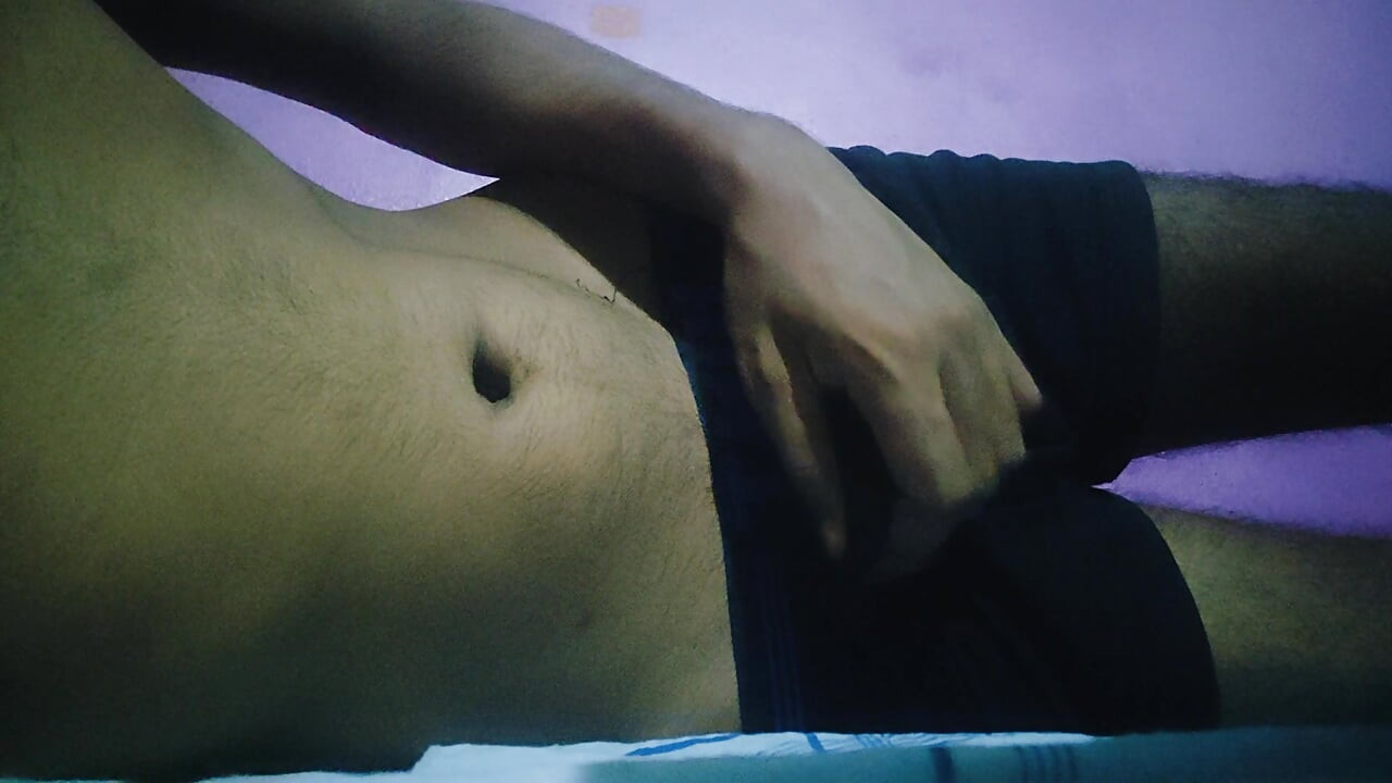 Placer nocturno en solitario: chicos masturbándose solos en casa