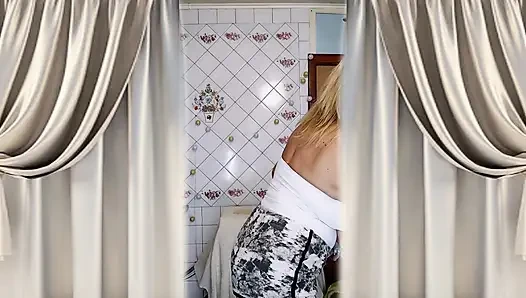 Ibu rumah tangga Lukerya pemanasan di dapur dan mengoda dengan ceria di webcam.