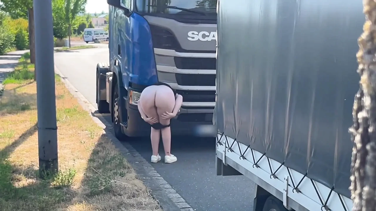 Public: Hot Masturbation Show for the Truck Driver