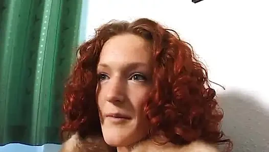 Si cewek imut rambut merah lagi asik fingering memeknya