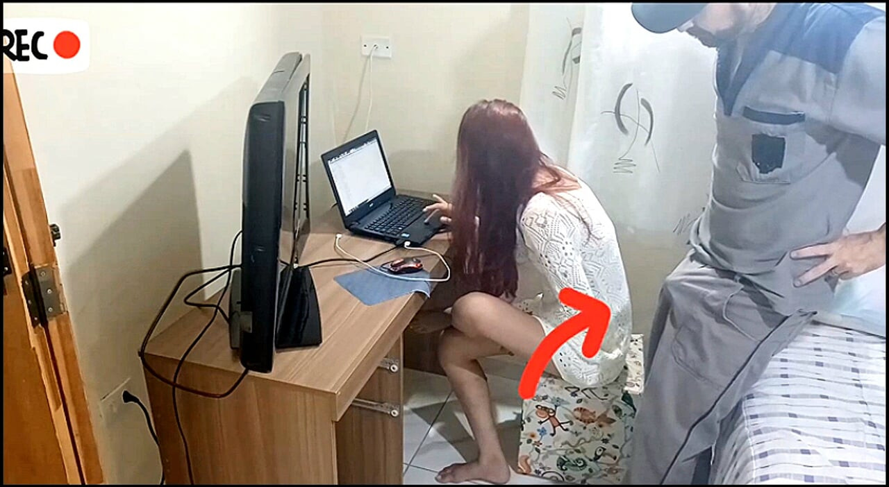 Dona de casa sozinha recebe técnico safado!