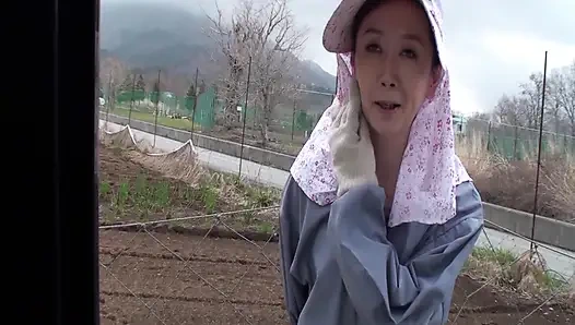 A076G04 ngajak wanita dewasa yang lagi asik pertanian di pegunungan dan ladang sejauh mata memandang!