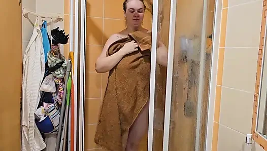 Cewek itu lagi mandi... Or so he thought - suamiku hampir mergokin aku lagi asik masturbasi