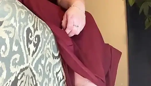 Cewek sange ini lagi asik goyangin kaki sambil ngajarin kamu untuk muncrat -bagian 1 dari 2