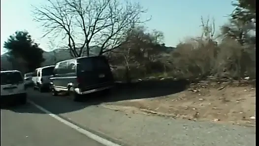 Sürtük esmer yarağı gırtlağına kadar alıyor ve döl yiyor