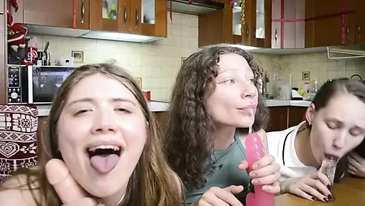 Извращенные шлюшки-подружки сосут в тройничке, глубоко горячо