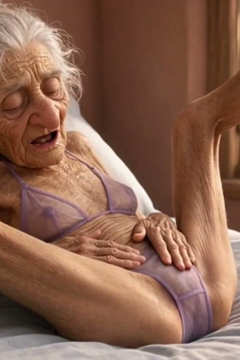 Femme Mature De 90 Ans Qui a De Multiples Orgasmes Au Lit Avec Un Vagin Trempé