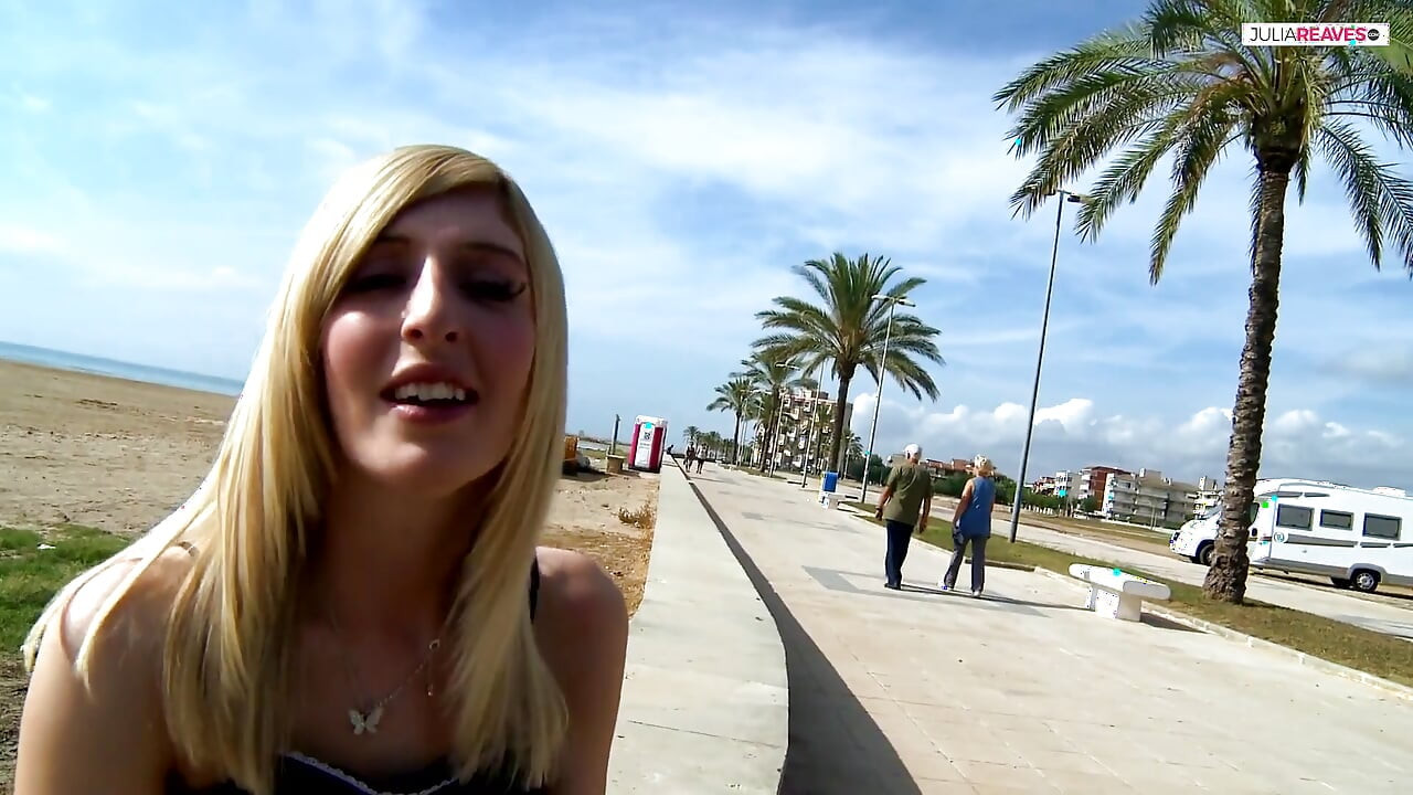 Ξανθιά γκόμενα βογκάει από ευχαρίστηση καθώς γαμιέται στο πίσω μέρος ενός φορτηγού