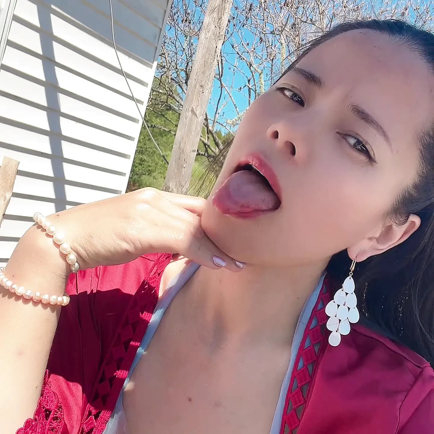 show pussy on the chair outside door