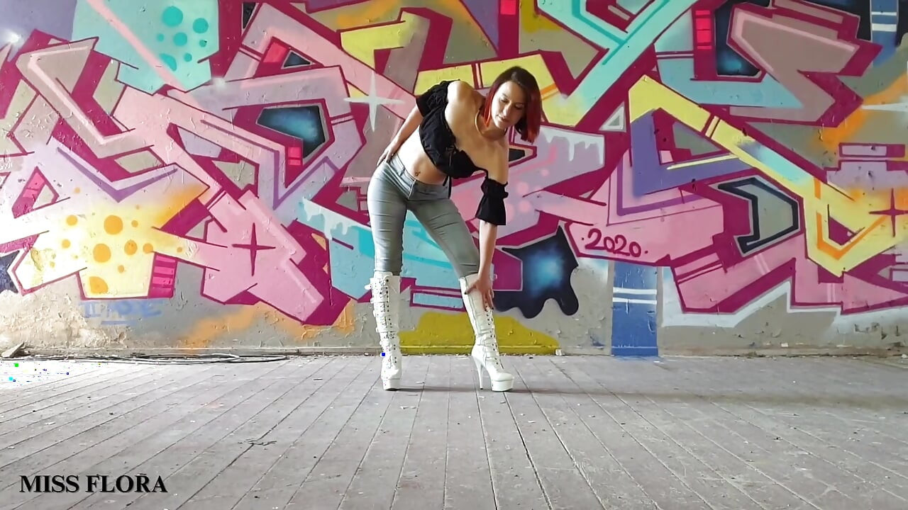 Chodzenie i dokuczanie w moich białych butach - części 1 i 2