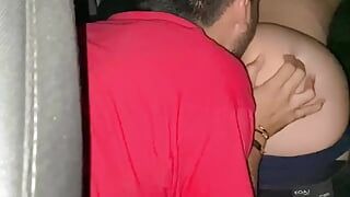 Cruzeiro uber motorista bareback fodendo jovem gay cums dentro dela bonito cuzinho, sexo no o carro ao ar livre creampie