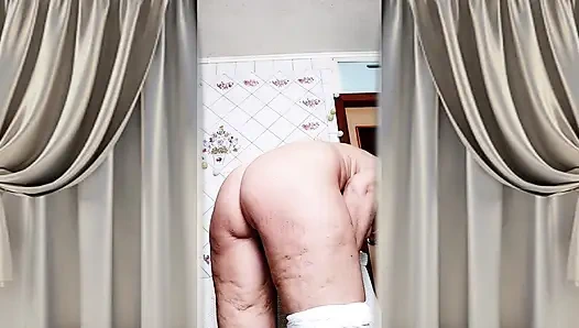 Lukerya si ibu rumah tangga hot lagi asik mainin baju jumpsuit transparan di dapur 2