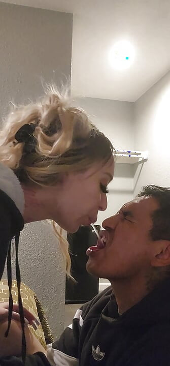 Vaše královna anosi